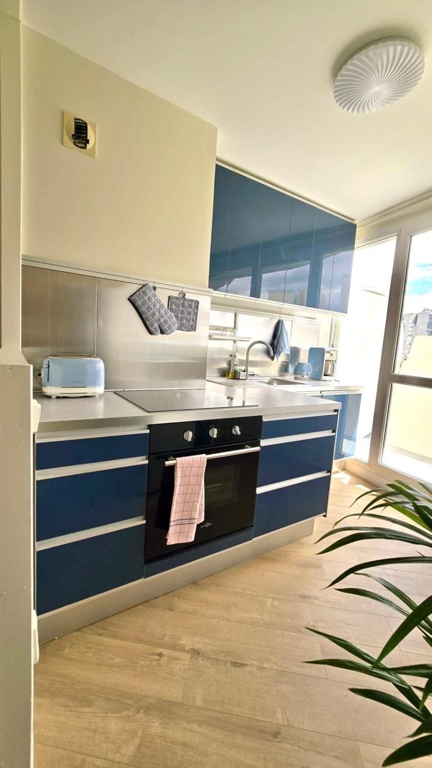 Coffee/tea facilities, microwave, oven, stove, kitchen