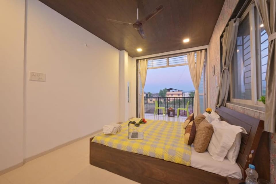 I EMPYREAN STAYS ll MYSTICAL STONE VILLA ll 4BHK II AC II PRIVATE POOL II Villa in Maharashtra