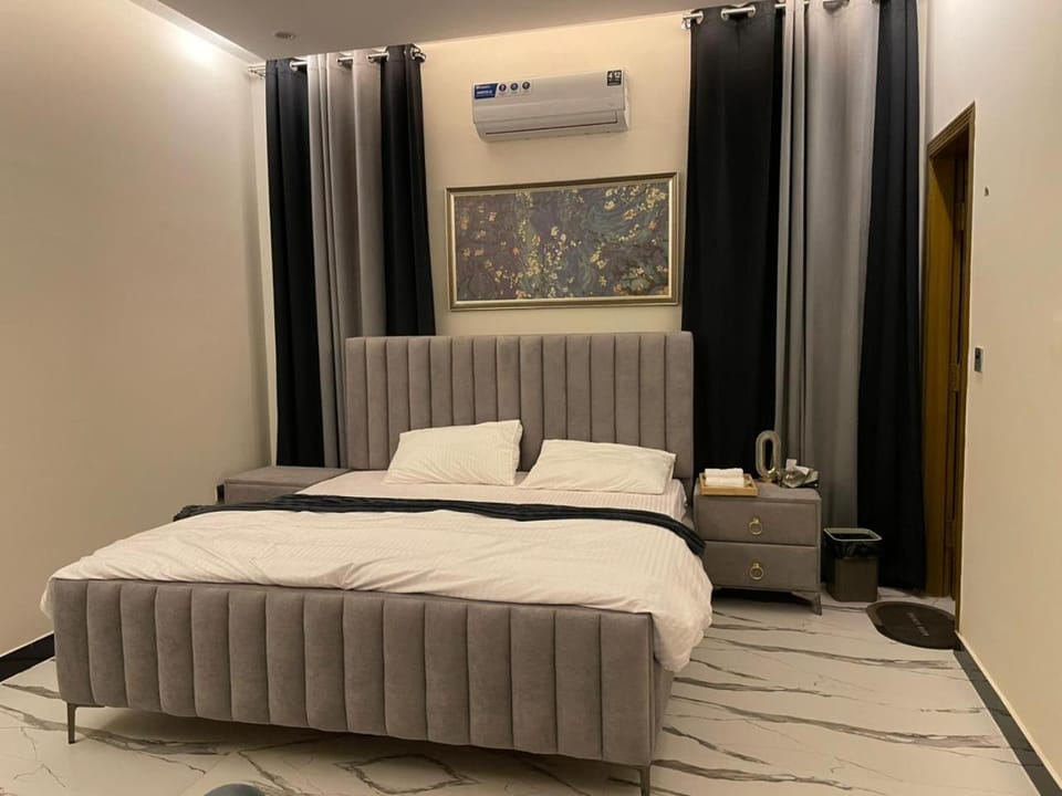 Bed, Photo of the whole room, Bedroom, air conditioner