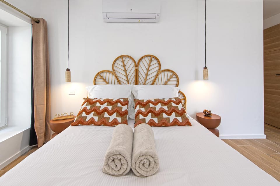 Bed, Photo of the whole room, Bedroom, towels, air conditioner