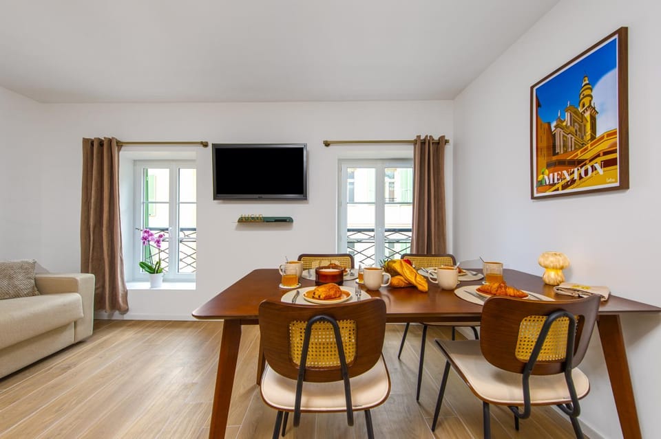 Communal lounge/ TV room, TV and multimedia, Living room, Seating area, Dining area