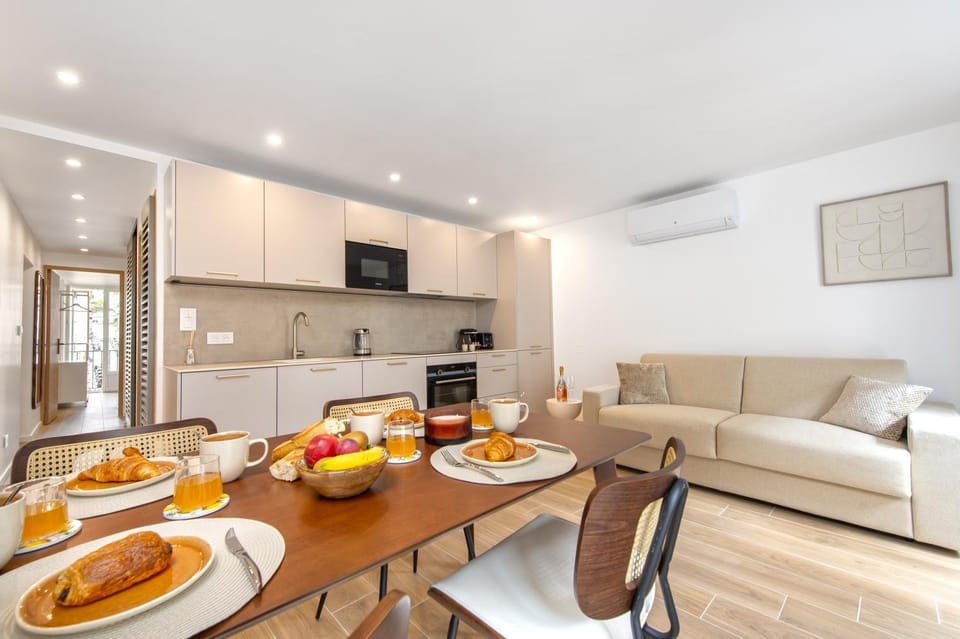 TV and multimedia, Kitchen or kitchenette, Living room, Seating area, Dining area, stove