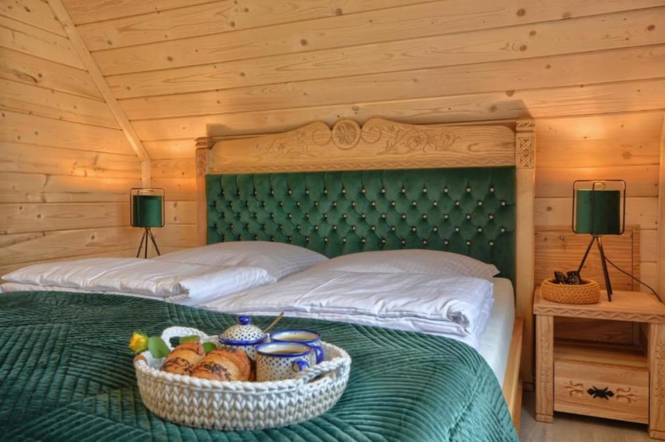 Bed, Living room, Food and drinks, Photo of the whole room, Seating area, Bedroom, Food