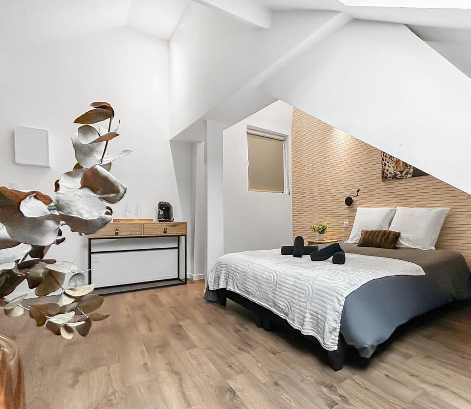 Bed, Photo of the whole room, Bedroom