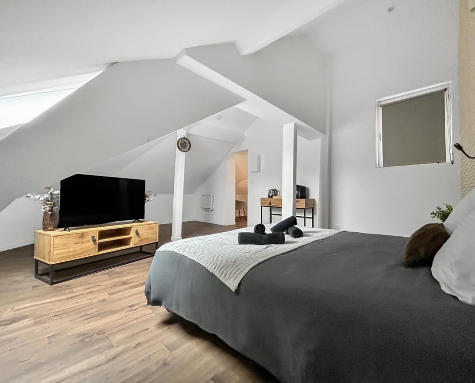 Bed, TV and multimedia, Photo of the whole room, Bedroom