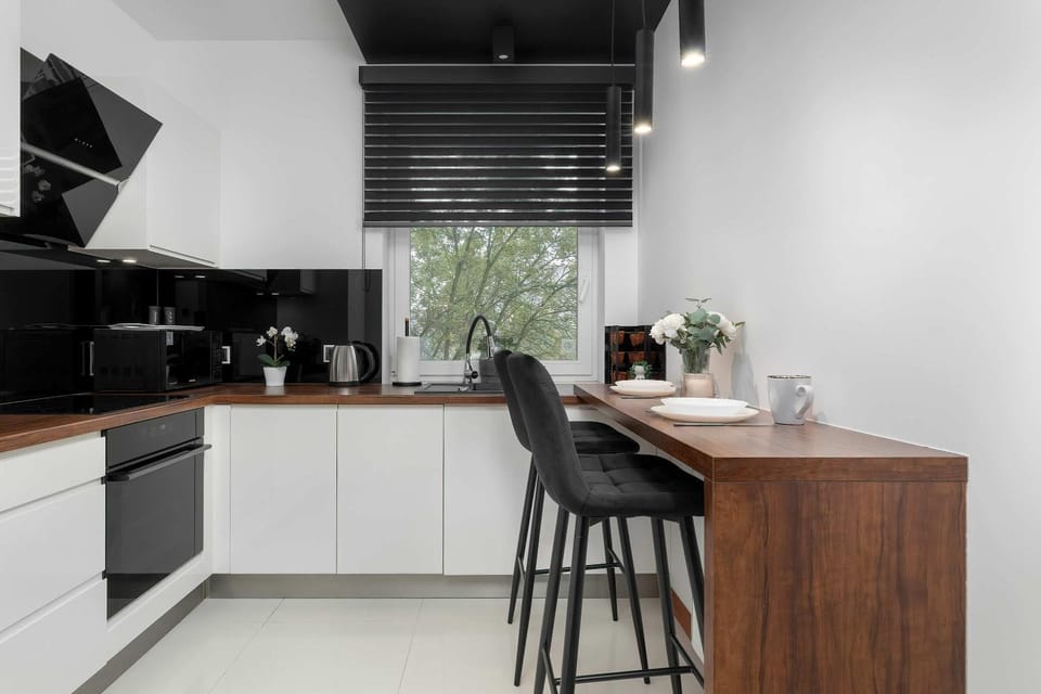 Coffee/tea facilities, Kitchen or kitchenette, Dining area, stove