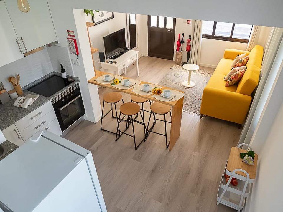 TV and multimedia, Kitchen or kitchenette, Living room, Dining area, oven, stove