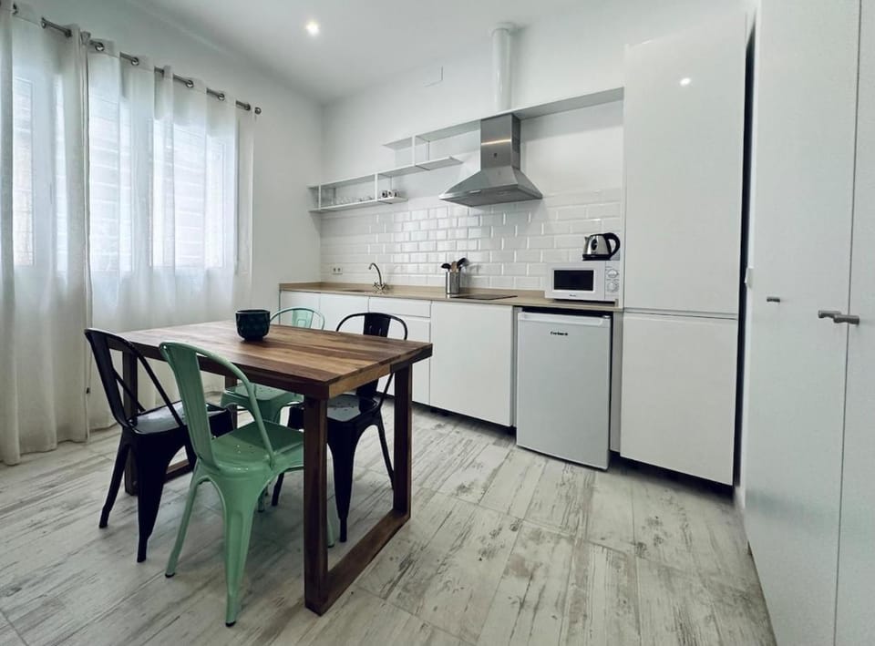 Coffee/tea facilities, Kitchen or kitchenette, Dining area, stove, toaster