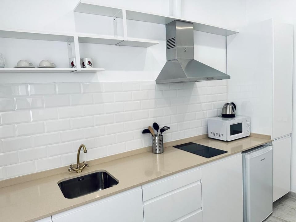 Coffee/tea facilities, Kitchen or kitchenette, stove