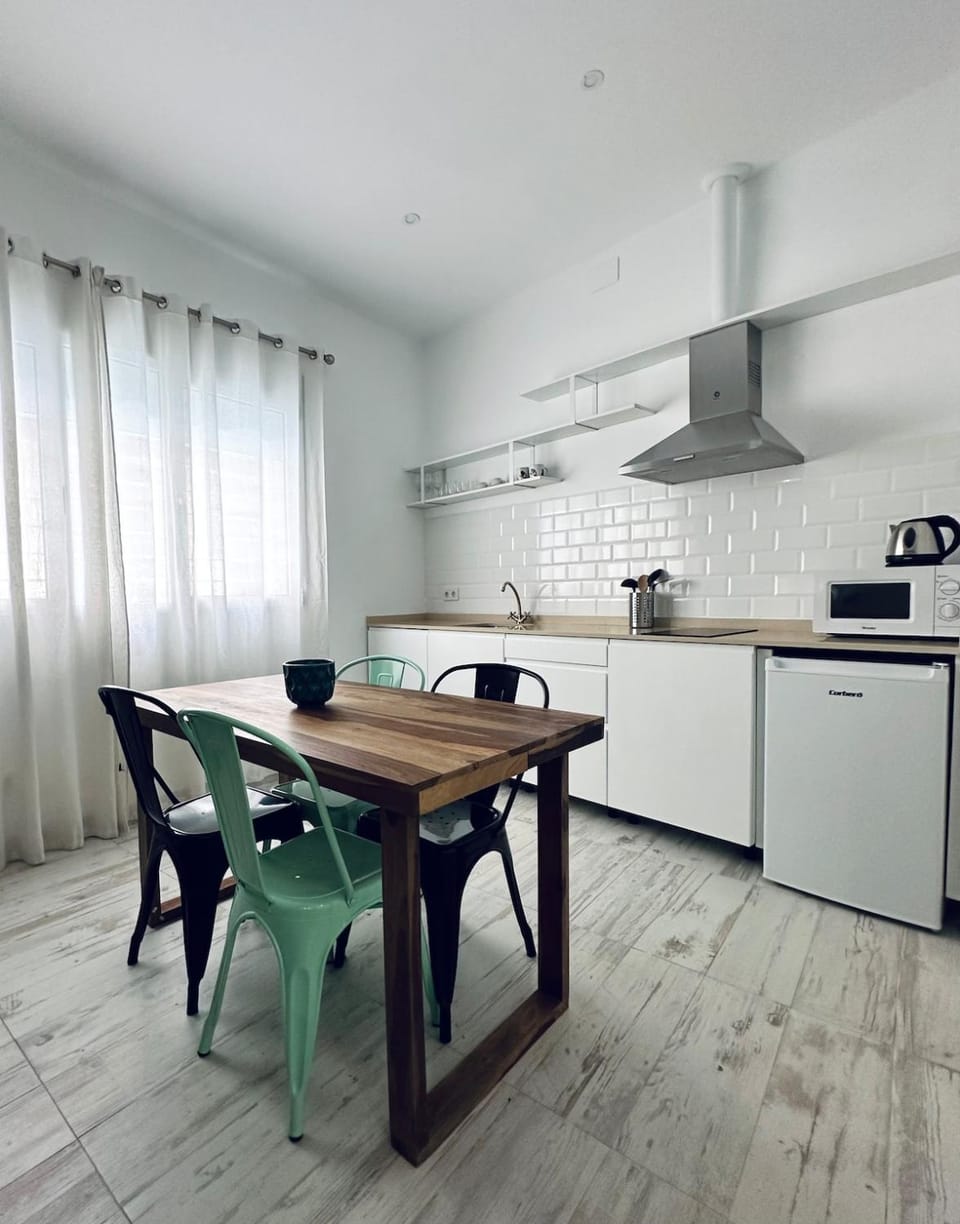 Kitchen or kitchenette, Dining area, stove