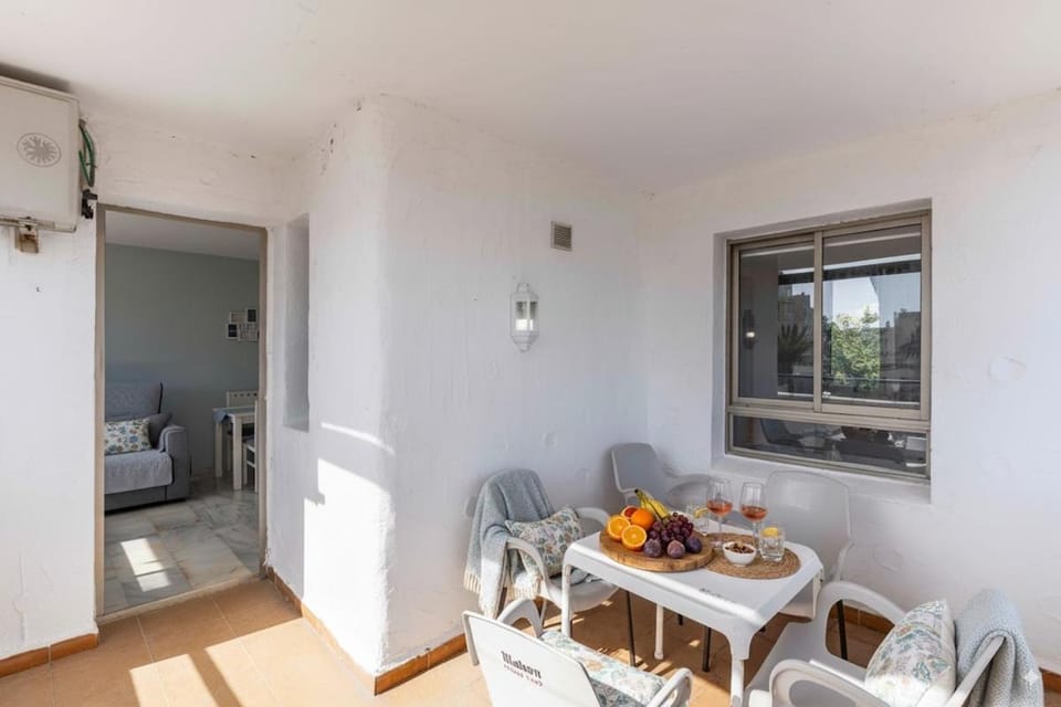 Balcony/Terrace, Living room, Seating area, Dining area, Food