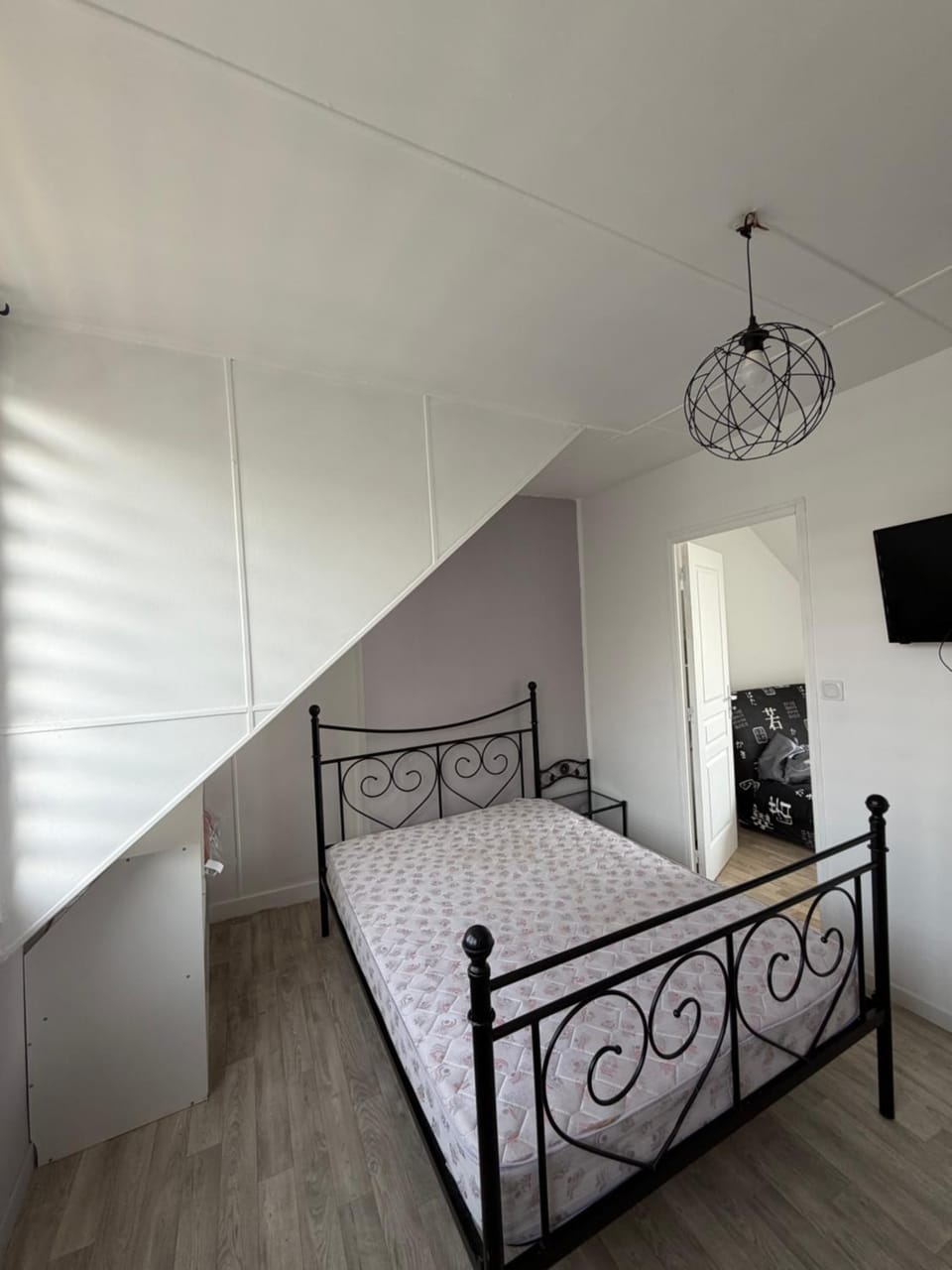 Bed, TV and multimedia, Photo of the whole room, Bedroom