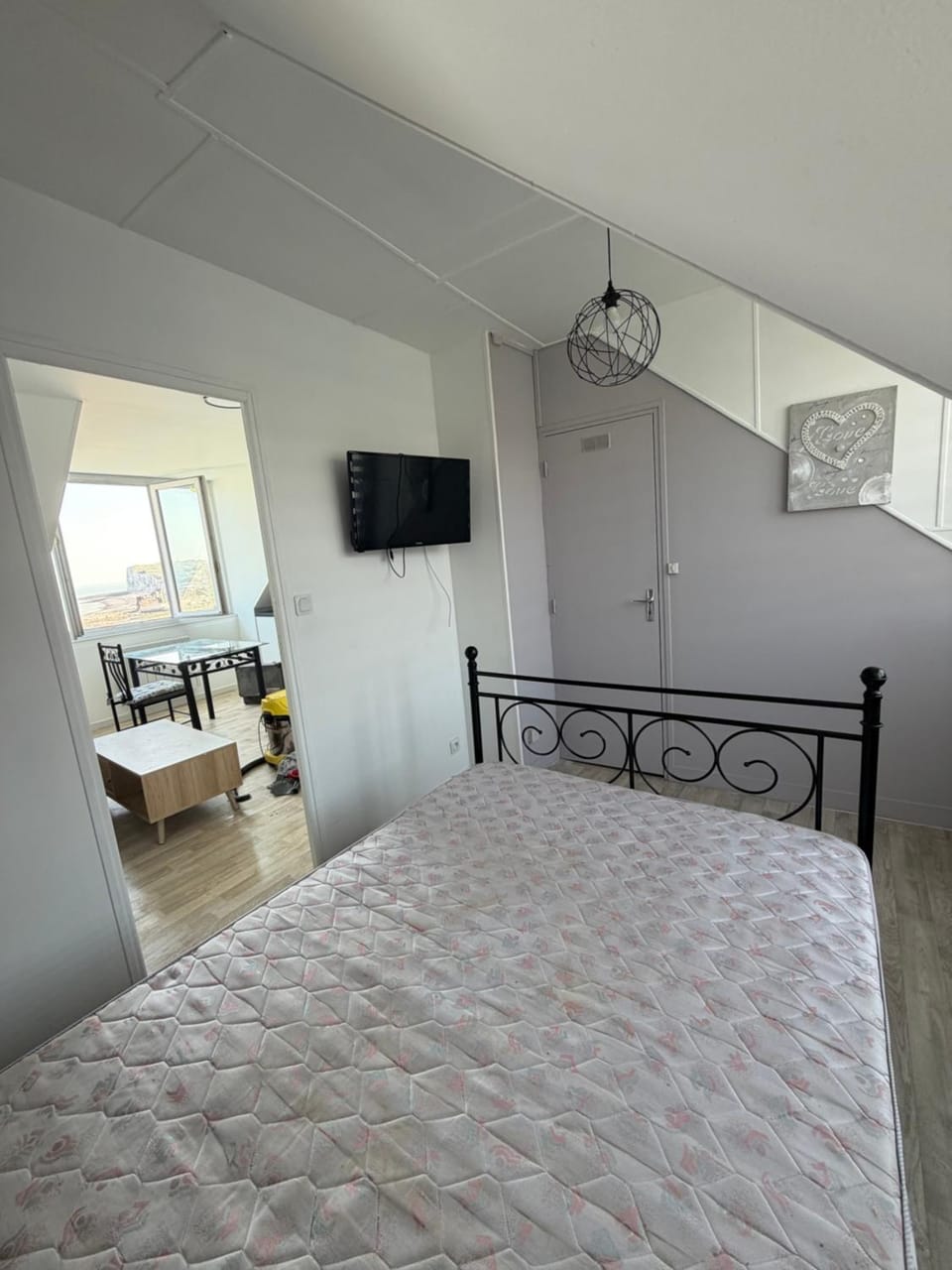 Bed, TV and multimedia, Photo of the whole room, Bedroom