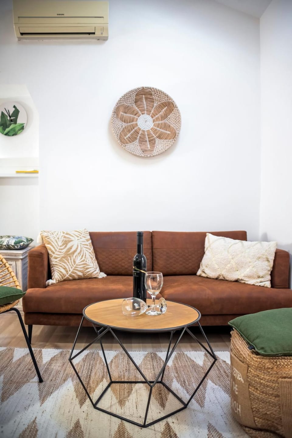 Living room, Seating area, air conditioner