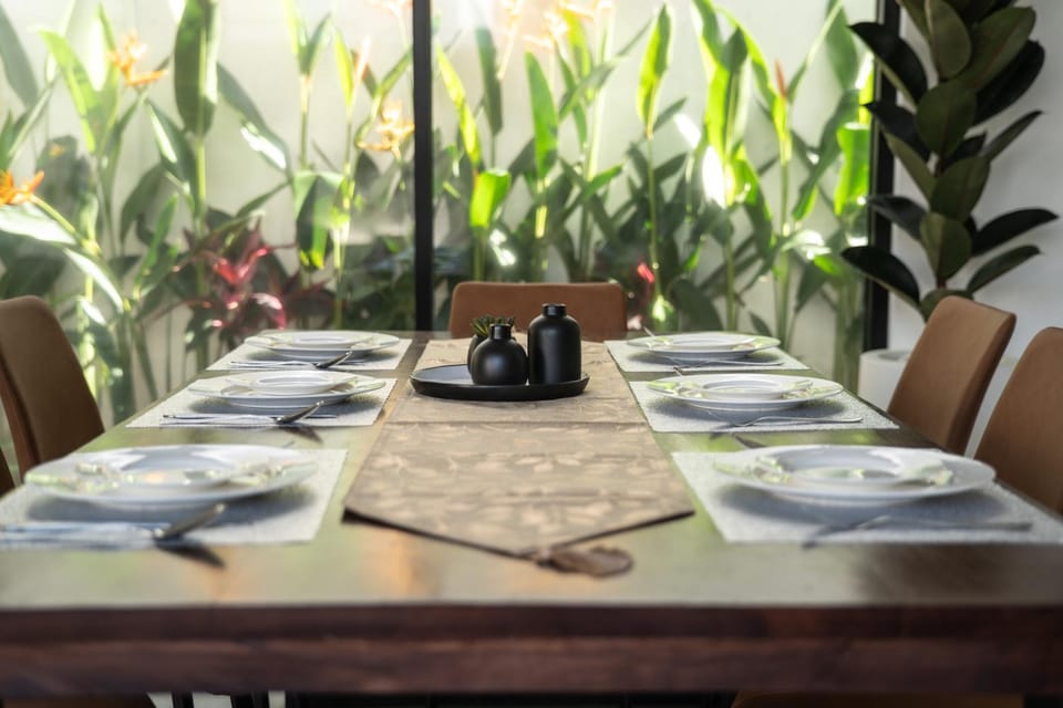 Living room, Food and drinks, Seating area, Dining area, Food, Garden view