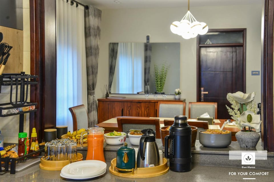 Kitchen or kitchenette, Food and drinks, Food, minibar