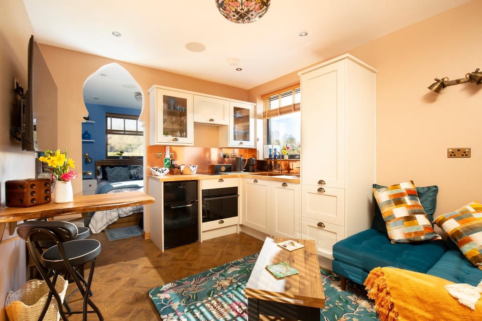 Kitchen or kitchenette, Living room, Seating area, Dining area, oven, pet friendly, stove, toaster