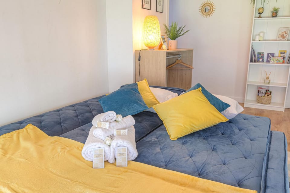 Bed, Living room