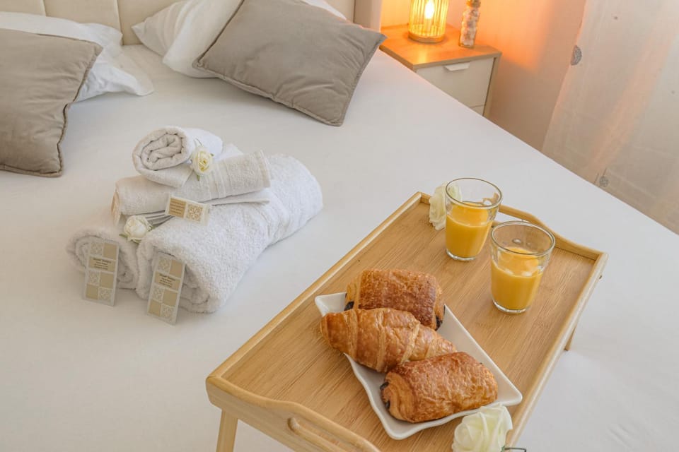 Bed, Food and drinks, Bedroom, towels