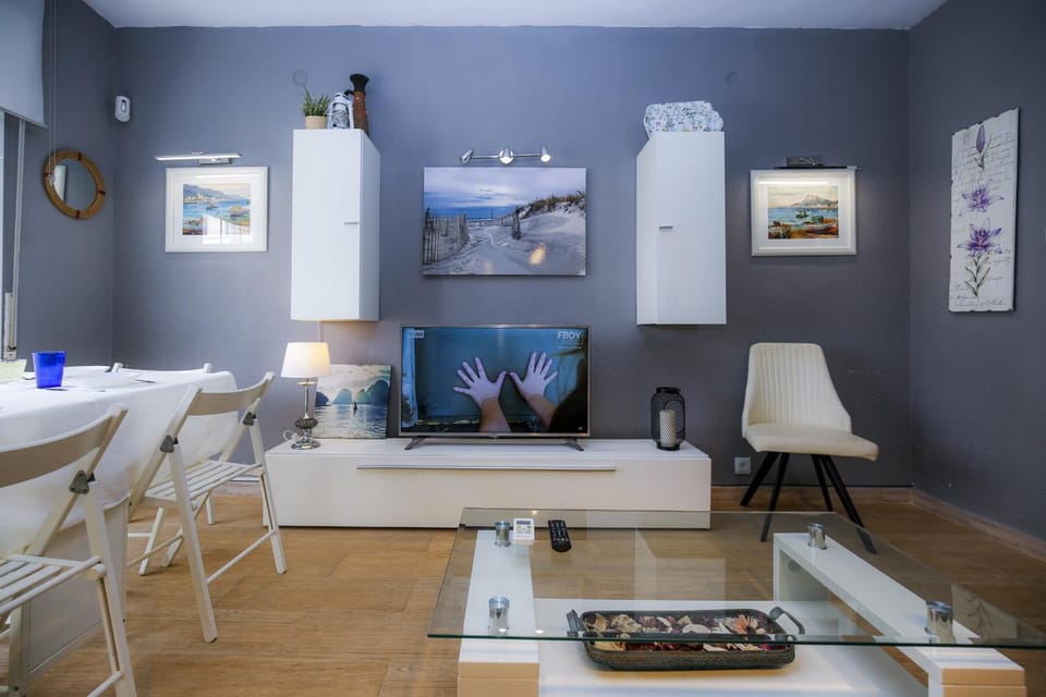 Communal lounge/ TV room, Living room