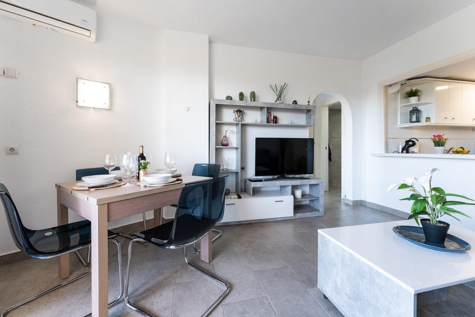 TV and multimedia, Living room, Dining area, air conditioner