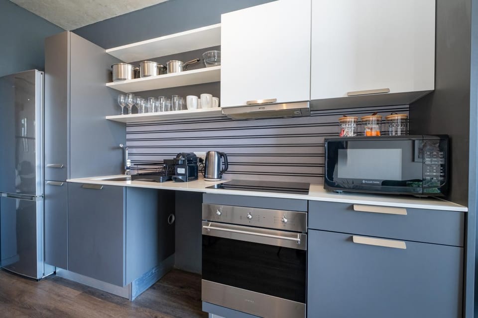 Coffee/tea facilities, Kitchen or kitchenette, oven, stove, toaster