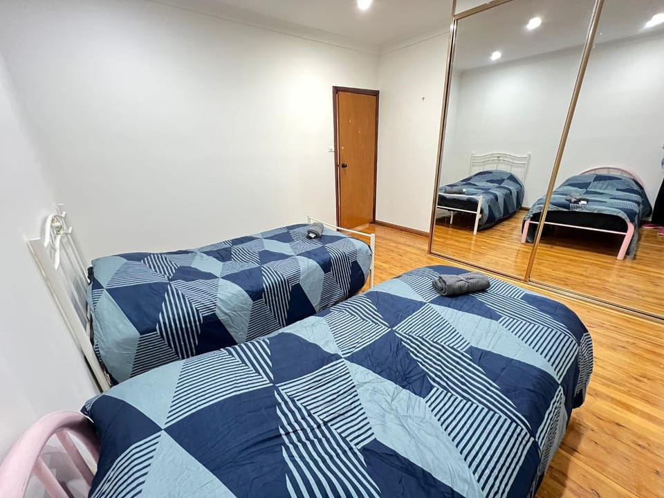 Twin Room in Spacious House - L5 Vacation rental in Casula