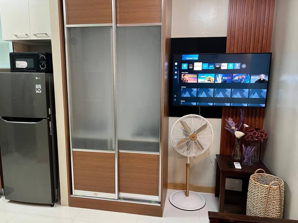 Kitchen or kitchenette, minibar, oven, wardrobe
