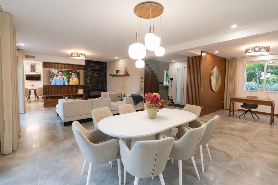 TV and multimedia, Living room, Seating area, Dining area