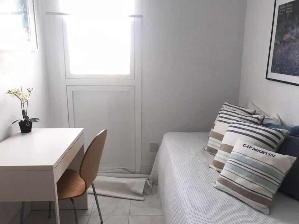 Bed, Seating area, Bedroom