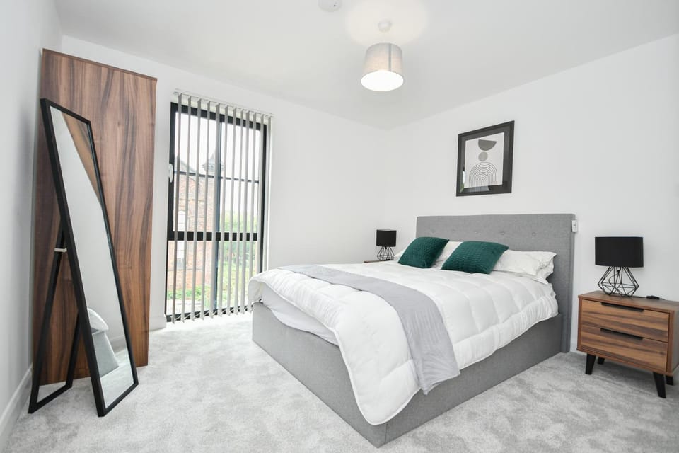 Modern 3BR & 2BA with Free Parking, Manchester M4 Apartment in Manchester