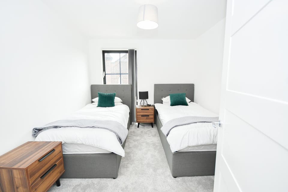Modern 3BR & 2BA with Free Parking, Manchester M4 Apartment in Manchester