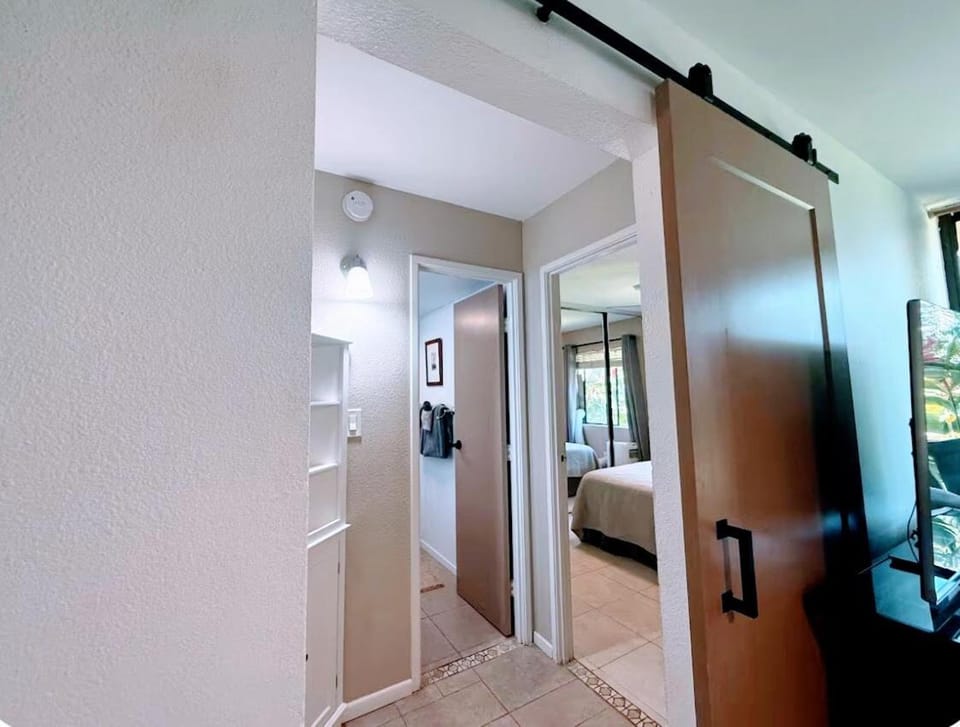 Steps to the Beach and 5-Min Walk to bites and bars Apartment in Kihei