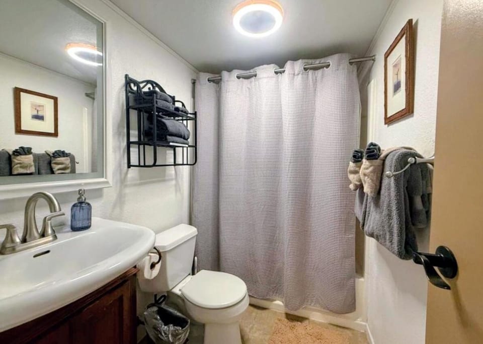 Steps to the Beach and 5-Min Walk to bites and bars Apartment in Kihei