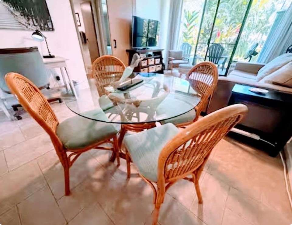 Steps to the Beach and 5-Min Walk to bites and bars Apartment in Kihei