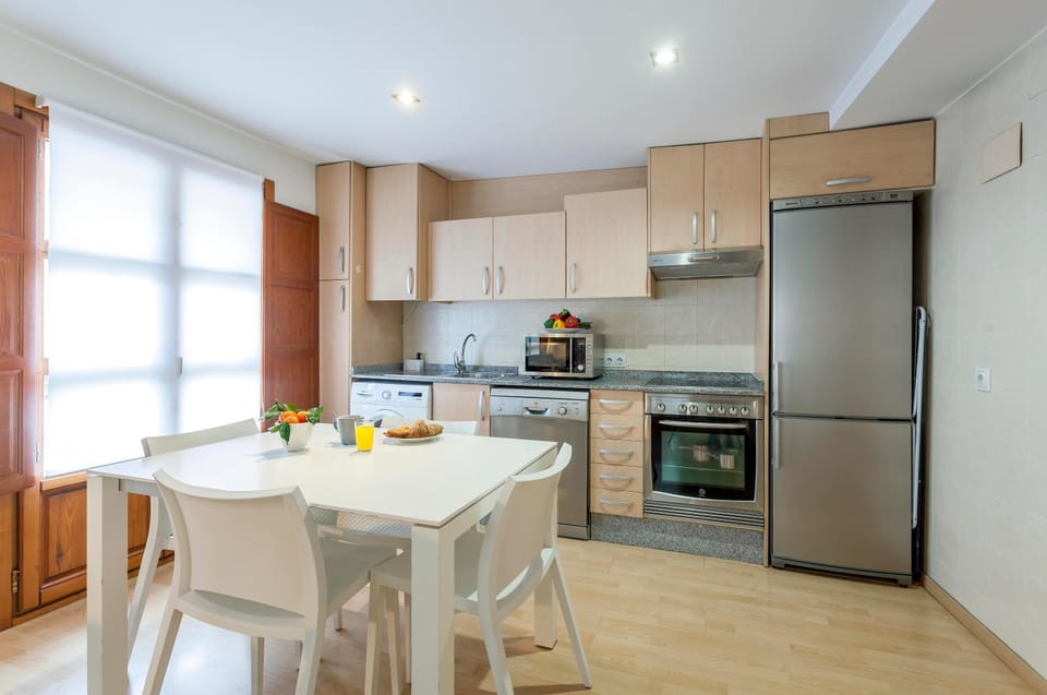 Kitchen or kitchenette, Dining area, dishwasher, oven, toaster