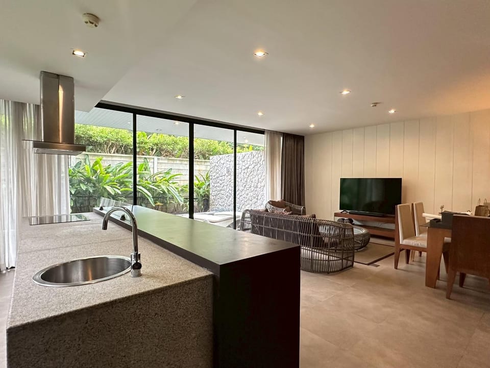 TV and multimedia, Kitchen or kitchenette, Living room, Seating area, Dining area, stove, stove