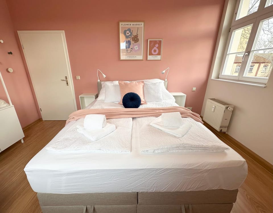Bed, Bedroom, towels