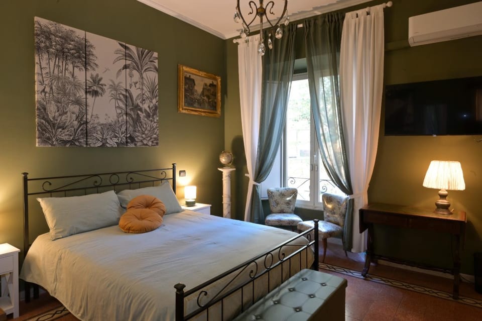 Bed, TV and multimedia, Photo of the whole room, Bedroom