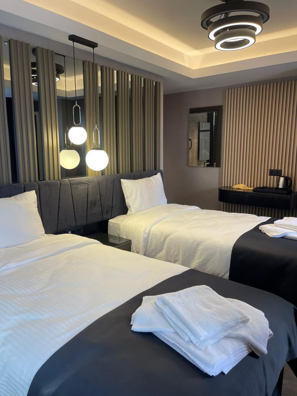Bed, Bedroom, towels