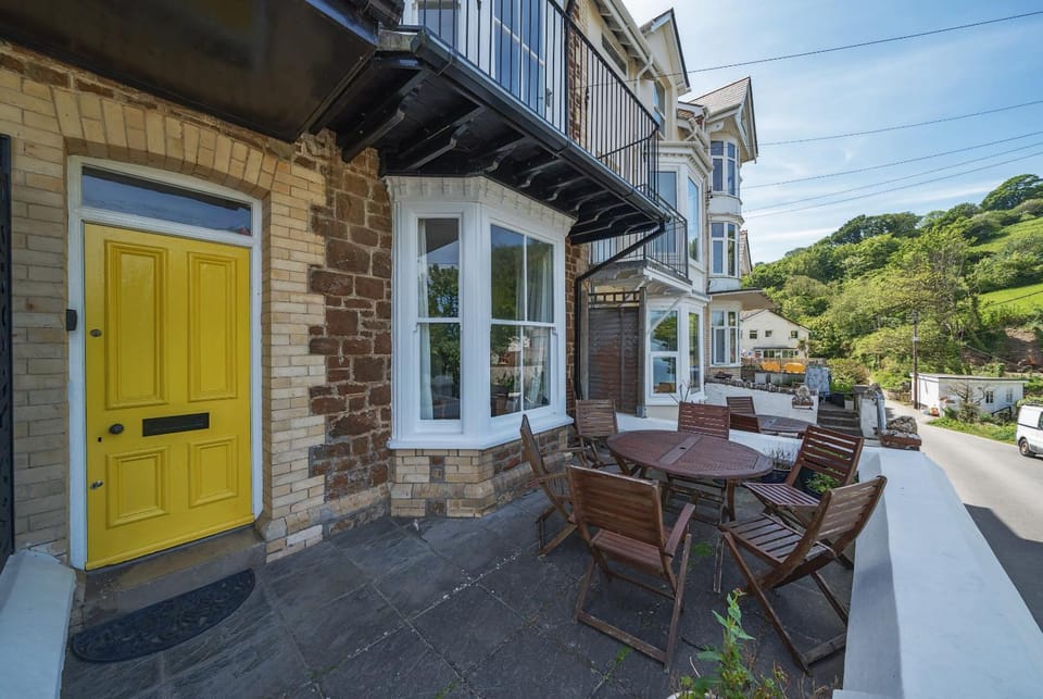 Property building, Balcony/Terrace, Seating area, Dining area, Sea view