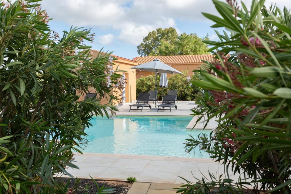 Spring, Day, Garden, Garden view, Pool view, Swimming pool, Swimming pool, sunbed
