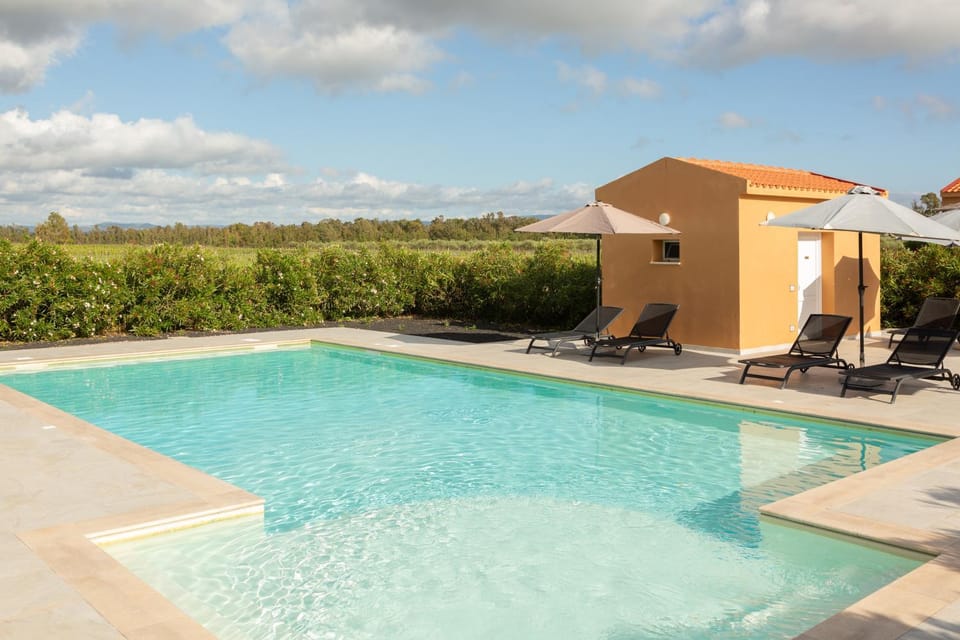 Day, Natural landscape, Pool view, Swimming pool, Swimming pool, sunbed