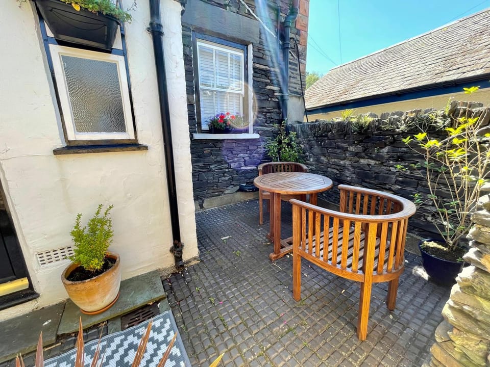 Property building, Patio, Day, Balcony/Terrace, Seating area