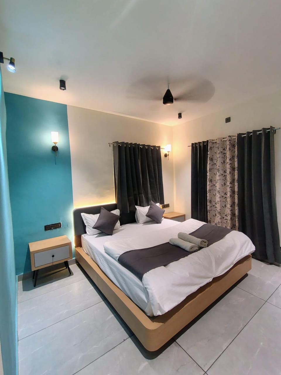 Bed, Photo of the whole room, Bedroom, towels