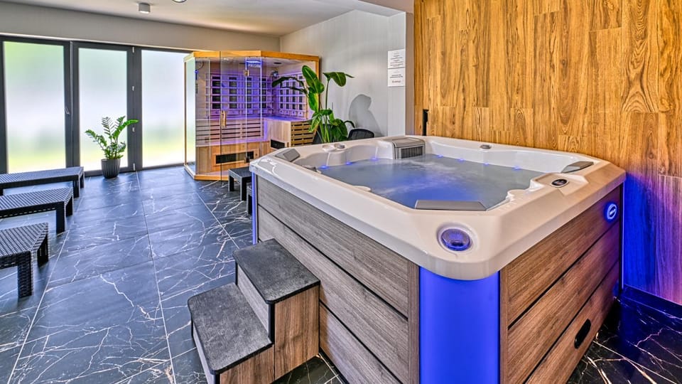 Hot Tub, Sauna
