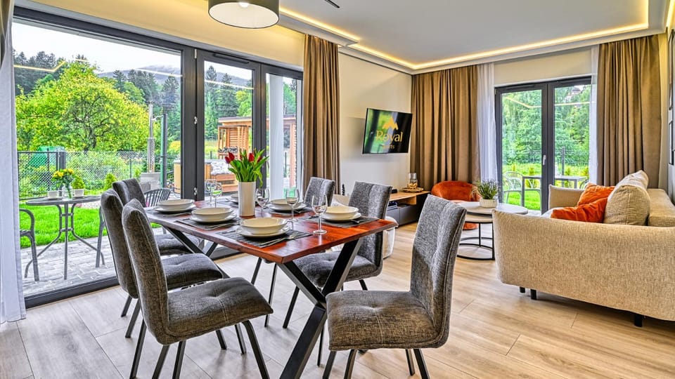 TV and multimedia, Balcony/Terrace, Living room, Seating area, Dining area