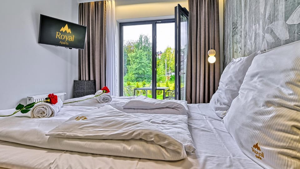 Bed, TV and multimedia, Bedroom, towels