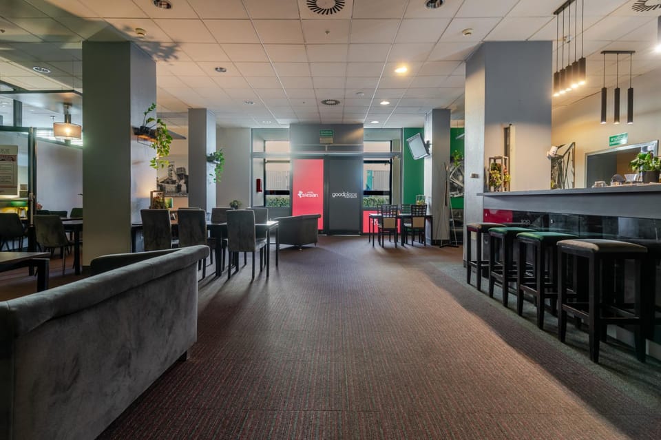Restaurant/places to eat, Banquet/Function facilities, Seating area