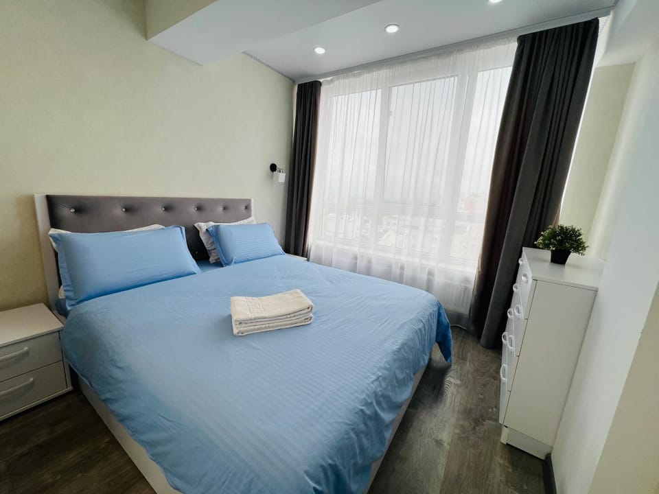 Bed, Bedroom, towels